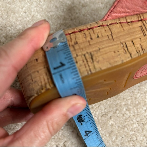 Born Pink Leather Flower Sandals Womens 8 Beach Summer Vacation Thong wedge - Picture 8 of 9